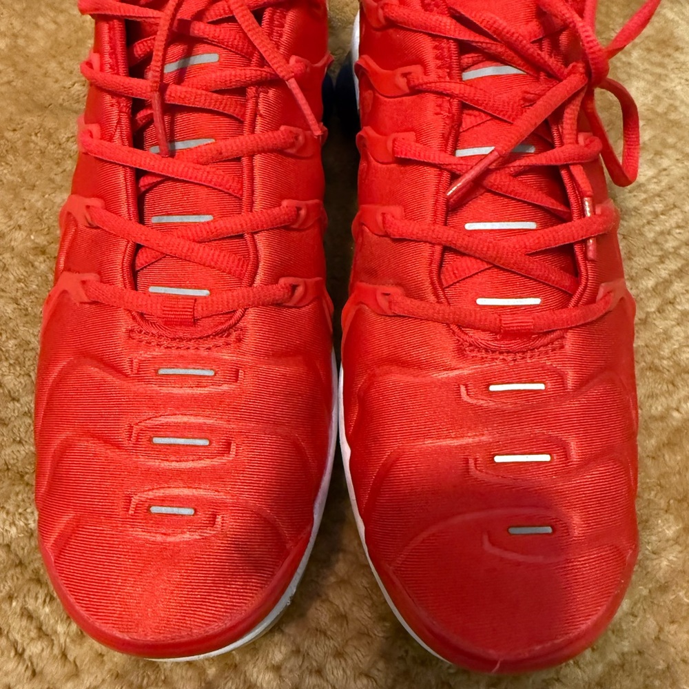 Nike Air Vapormax Plus in Bold Red